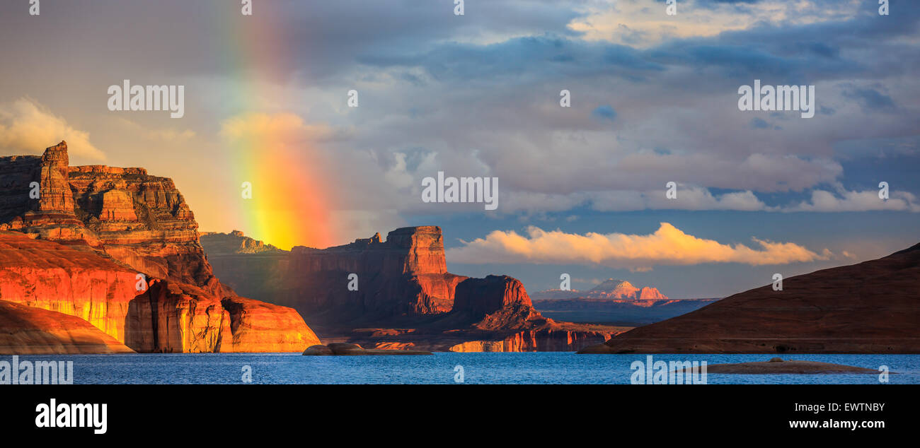 Regenbogen in der Bucht von Padre von Cookie Jar Butte. Lake Powell in Utah Stockfoto