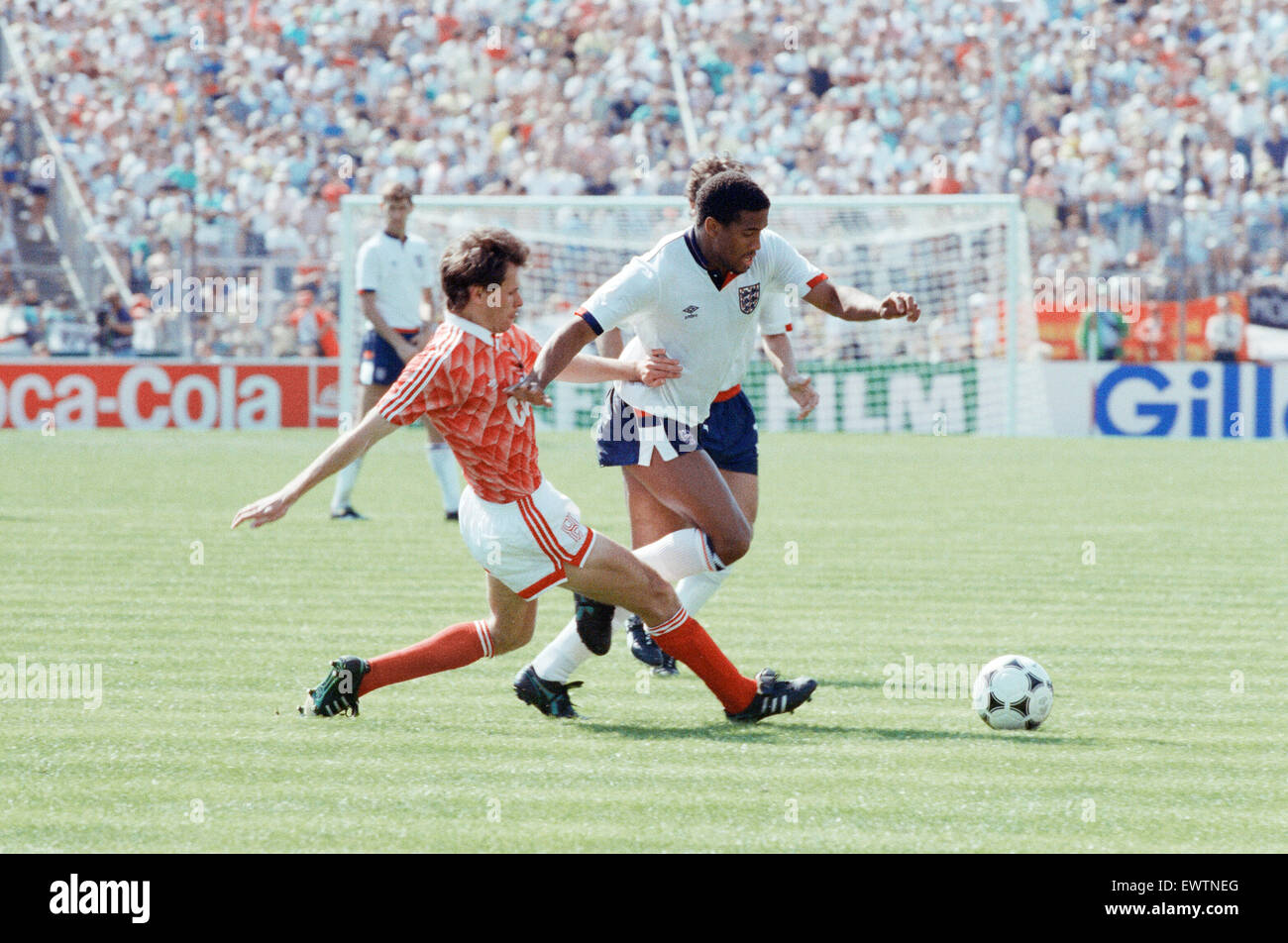 England V Sowjetunion 1-3 1988 European Championships, Hannover Deutschland Gruppe Match B. John Barnes (Mitte) am ball. 18. Juni 1988 Stockfoto