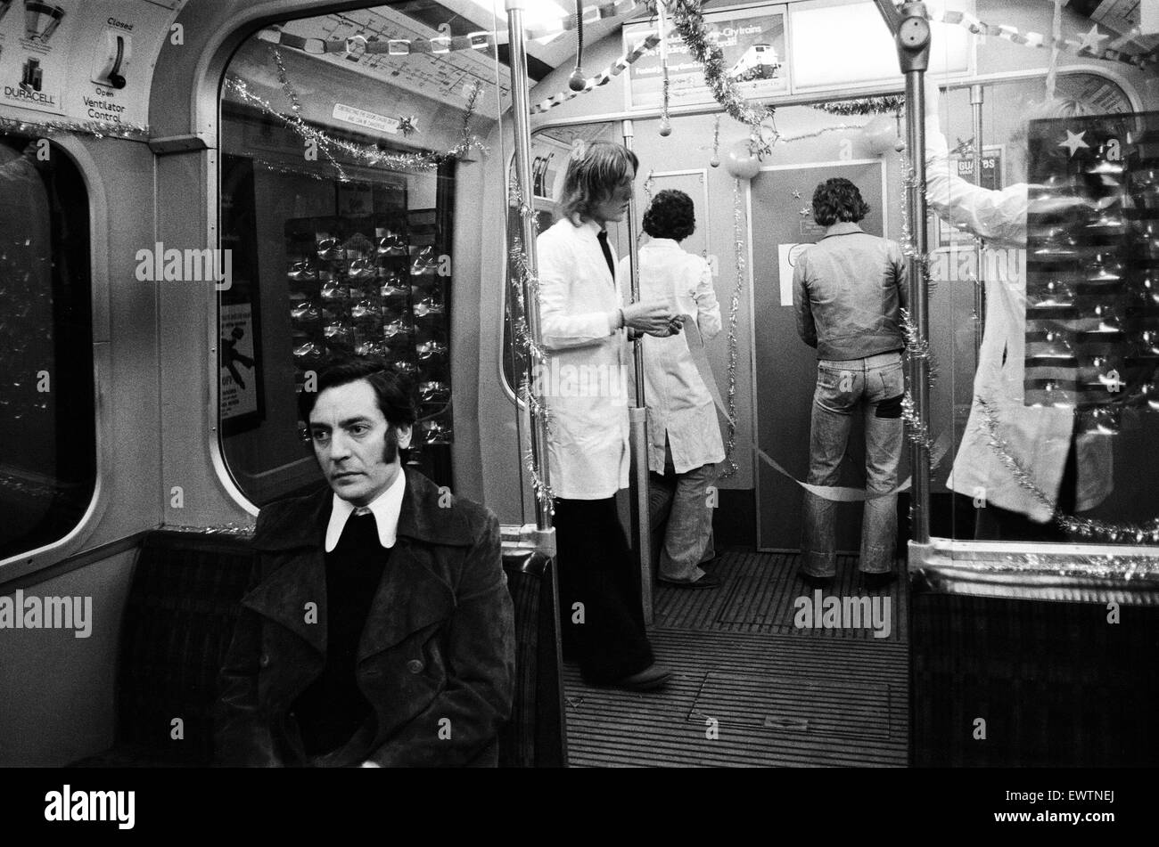 Studierende der Central School of Art und Design, beschlossen, dass Weihnachten in Londons Untergrund kommen sollte. So gestaltet sie eine Beförderung von einer u-Bahn auf der Circle Line. London, 9. Dezember 1974. Stockfoto