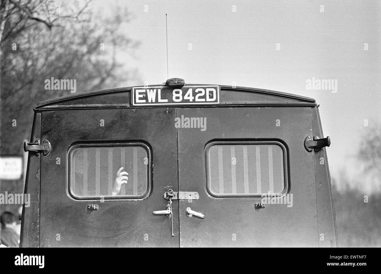 Eines der CND Demonstranten verhaftet nach Raufereien mit der Polizei bei ihren Marsch an die Regierungen Atomic Weapons Establishment in Aldermaston. 7. April 1969 Stockfoto