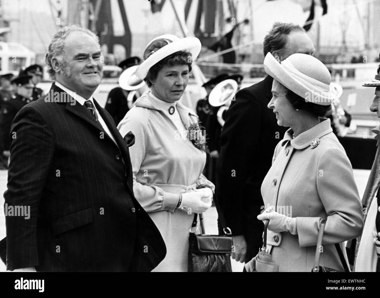 Während meiner Zeit im Dock Tees hat die Königin einen Chat mit Langbaurgh Rat Führer, Stadtrat Ron Hall. 14. Juli 1977. Stockfoto