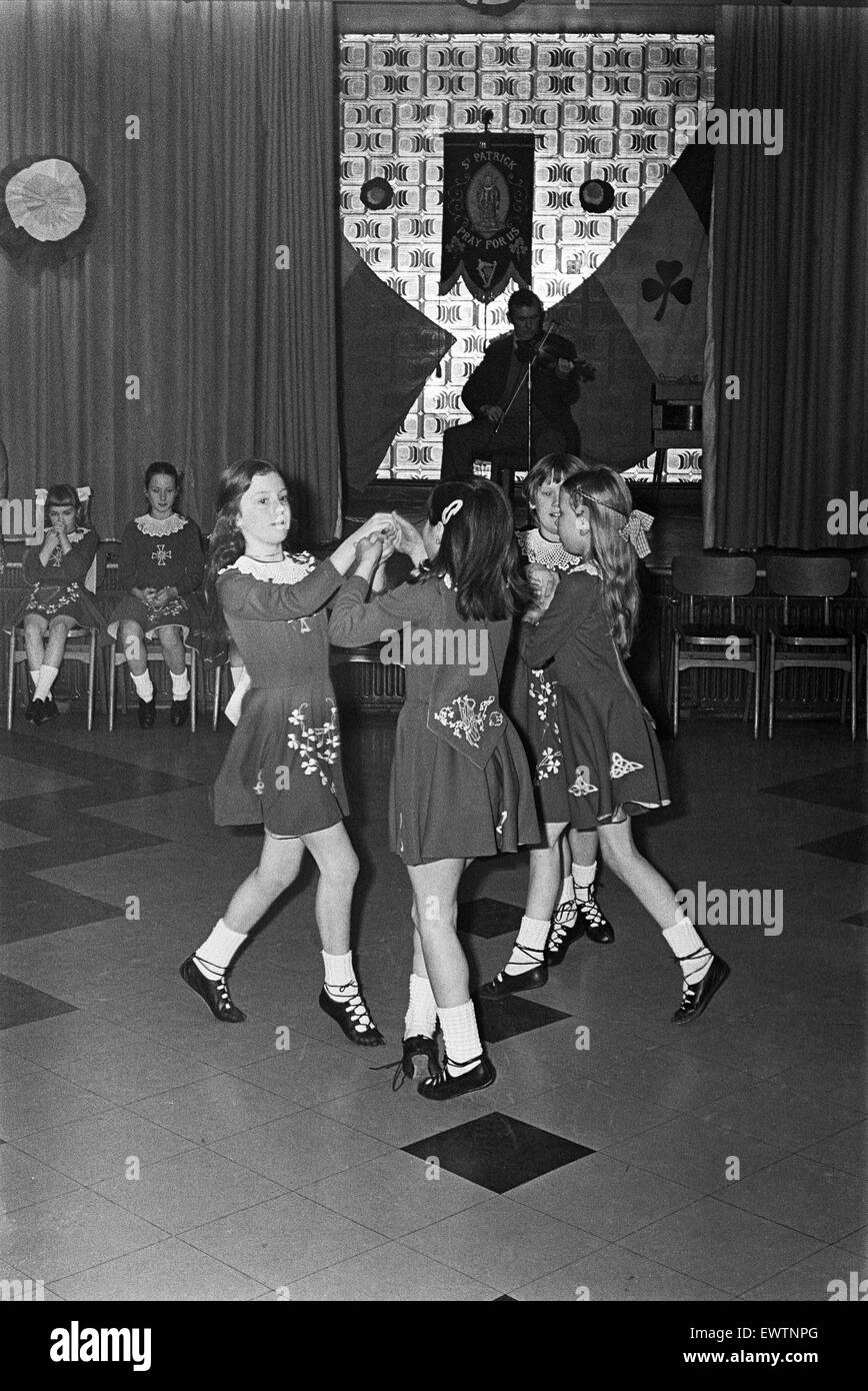 St. Patricks Day in Teesside, Mädchen tanzen zu irischer Volksmusik. 17. März 1980 Stockfoto