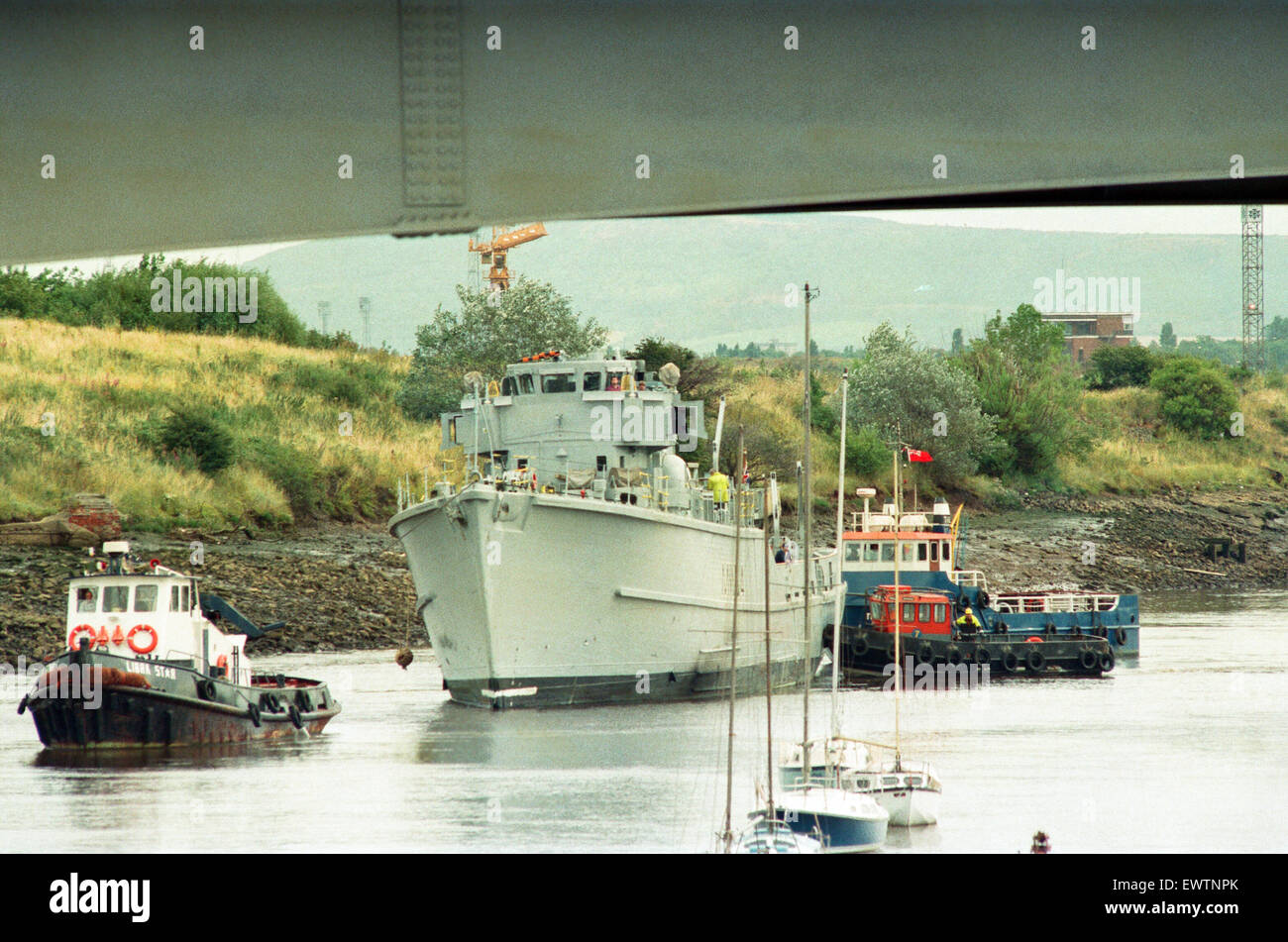 Ehemalige Marine Minehunter HMS Kellington unterhalb der Prinzessin von Wales Bridge in Stockton, auf dem Weg zum Corporation Quay geschleppt. 22. August 1993. Stockfoto