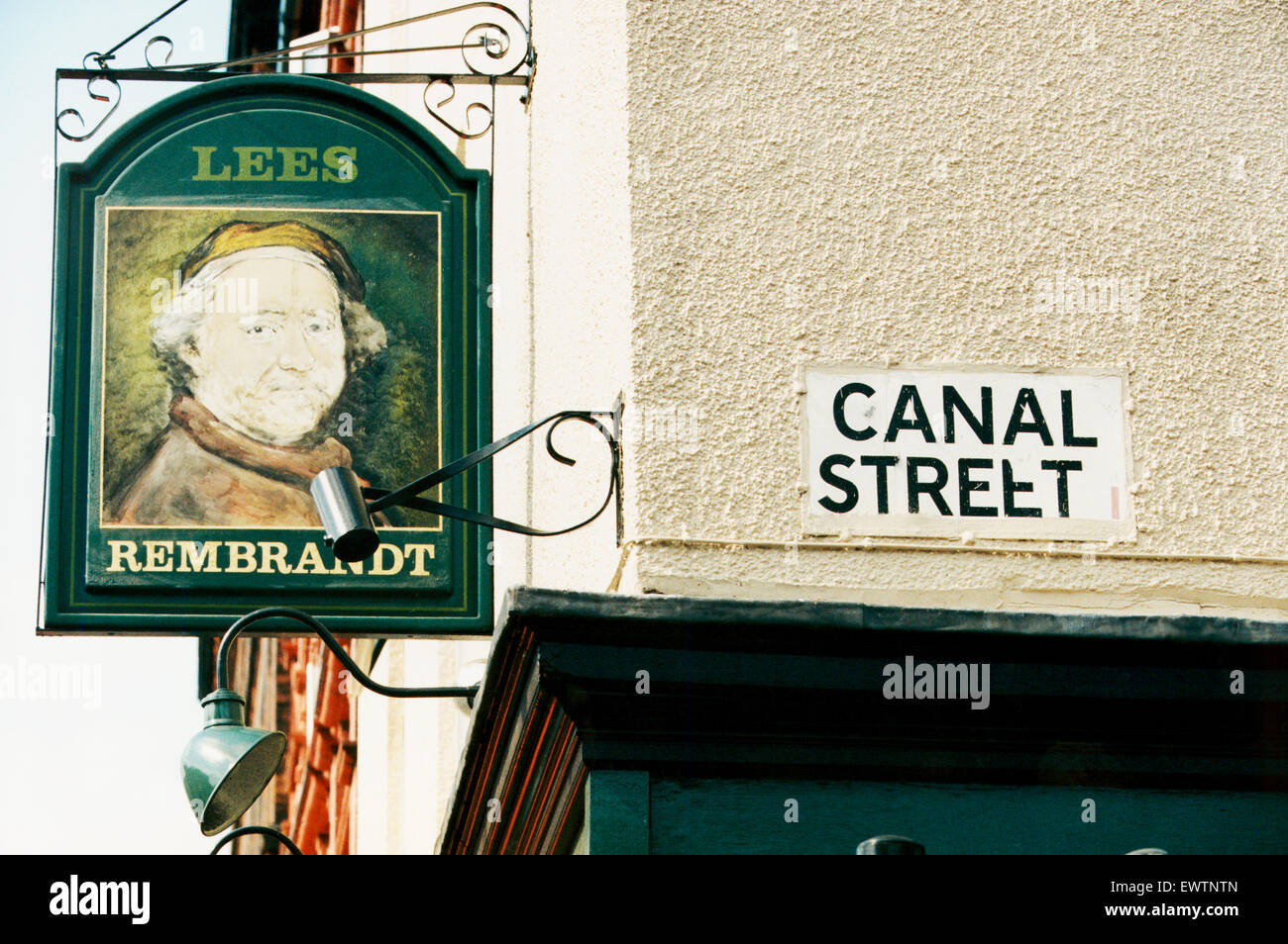 Canal Street, das Zentrum von Manchester Gay Village ist eine Straße im Stadtzentrum von Manchester im Nordwesten Englands. Die Fußgängerzone, die entlang der Westseite des Rochdale Kanal verläuft, ist gesäumt von Schwulen Bars und Restaurants. 25. August 1995 Stockfoto