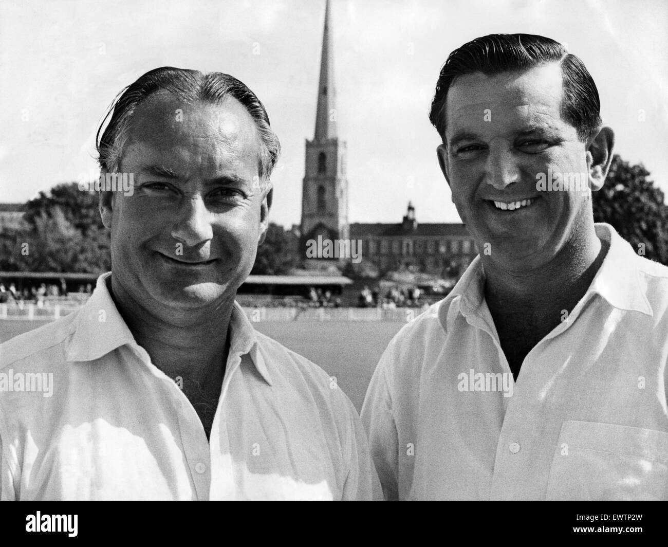 Englischer Cricketspieler Don Kenyon (links), Mann auf der rechten Seite bestätigt werden. Ca. 1964 Stockfoto