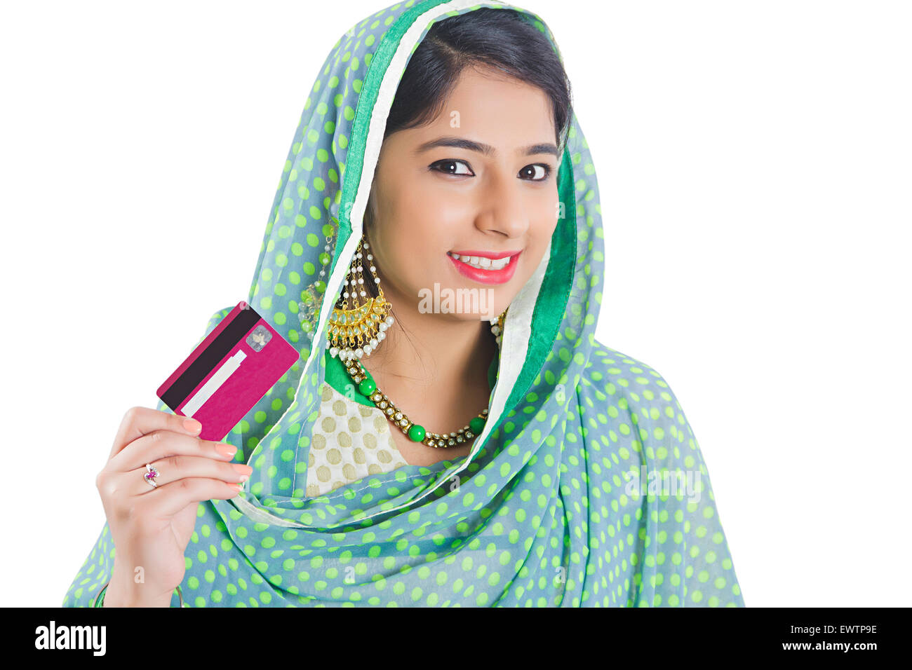 1 indische muslimische Frau Kreditkarte zeigen Stockfoto