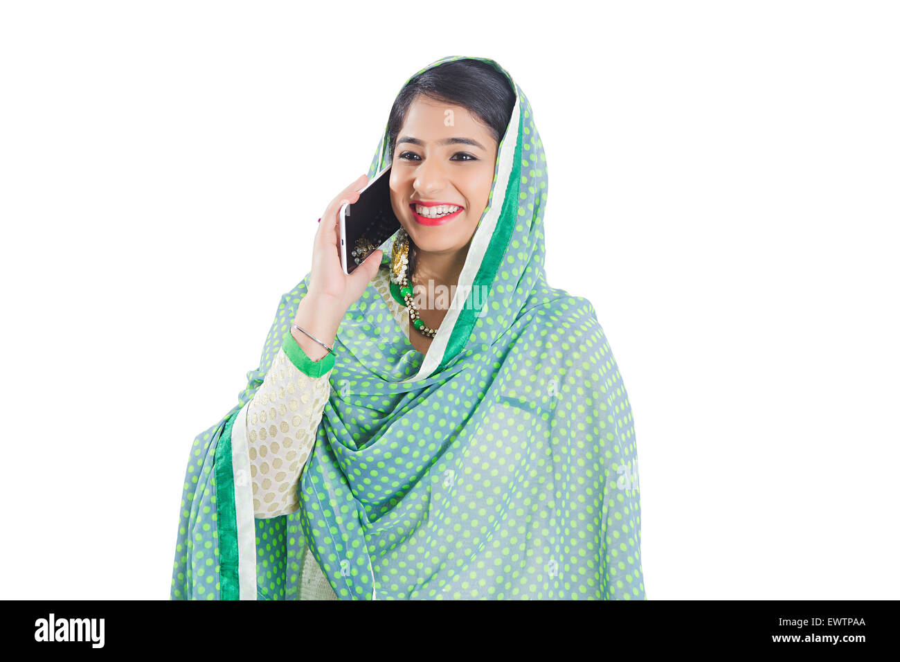 1 indische muslimische Frau reden Handy Stockfoto