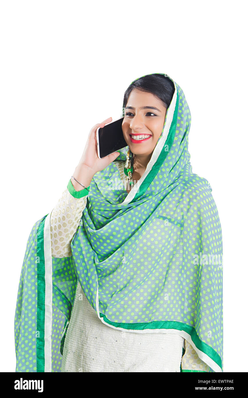 1 indische muslimische Frau reden Handy Stockfoto