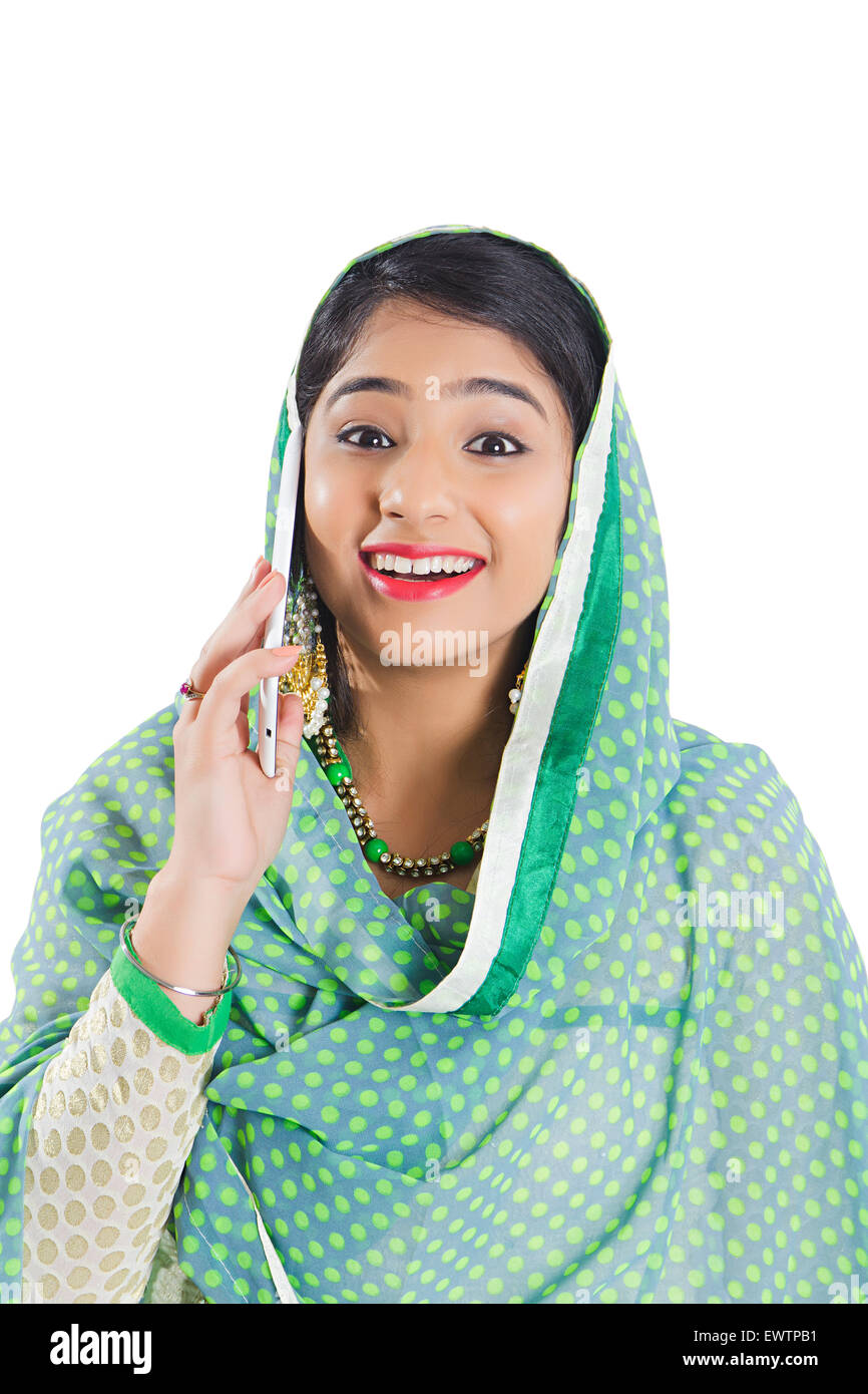 1 indische muslimische Frau reden Handy Stockfoto