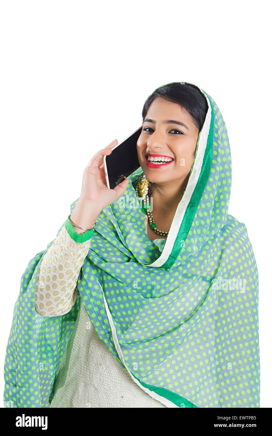 1 indische muslimische Frau reden Handy Stockfoto