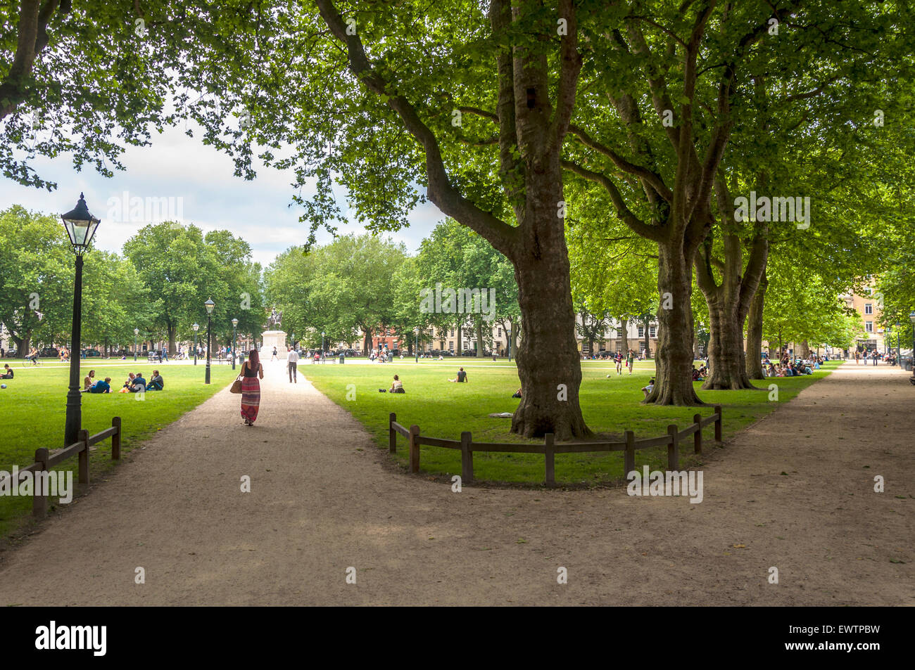 Bristol, UK. 1. Juli 2015. Großbritannien Wetter. Bristol, England. Menschen entspannen Sie sich in Queen Square im Zentrum Stadt. Bildnachweis: Richard Wayman/Alamy Live-Nachrichten Stockfoto
