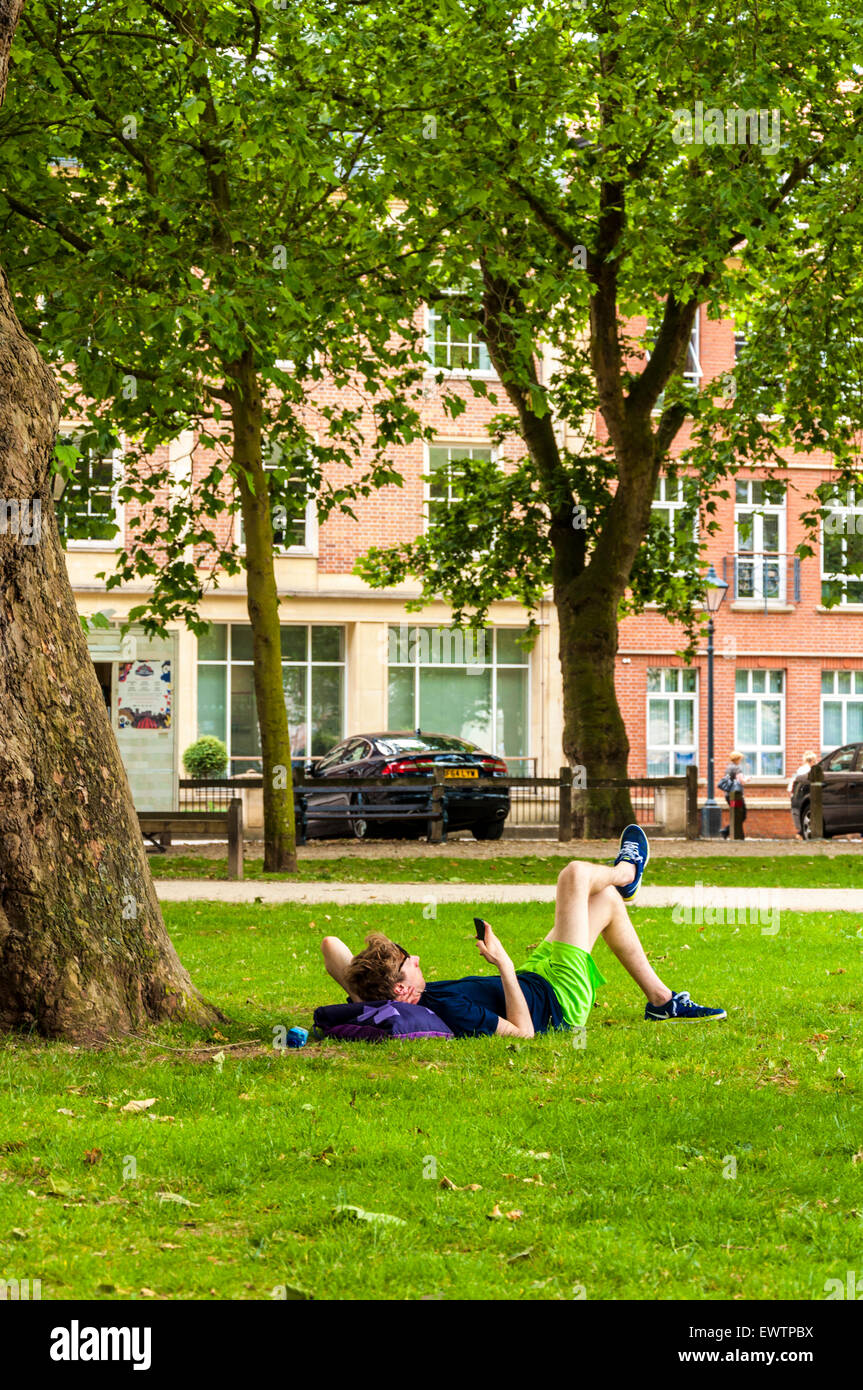 Bristol, UK. 1. Juli 2015. Großbritannien Wetter. Bristol, England. Menschen entspannen Sie sich in Queen Square im Zentrum Stadt. Bildnachweis: Richard Wayman/Alamy Live-Nachrichten Stockfoto