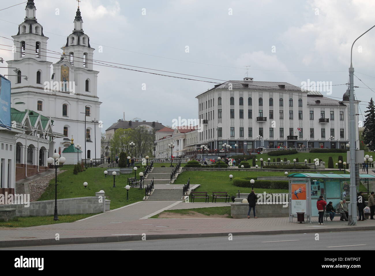 historischen Teil der Stadt orthodoxe Kirche und Polen Botschaft auf grünem Hügel, Mai, Minsk, 2015 Stockfoto