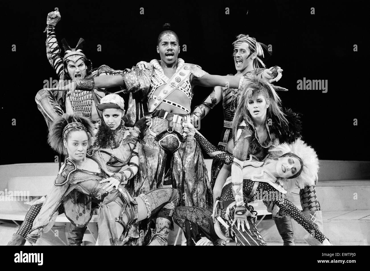 Cliff Richard und die Besetzung der musikalischen "Zeit" Teilnahme an einem Fototermin im Dominion Theatre statt. 25. März 1986. Stockfoto