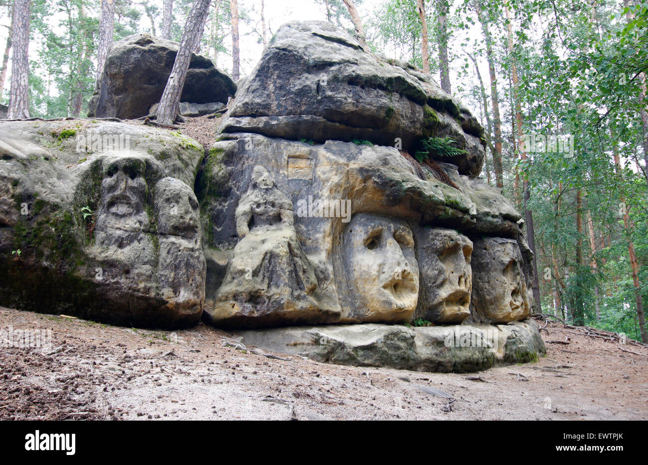Harfenistin - Stein Skulpturen von riesigen Köpfe und andere Skulpturen in den Sandsteinfelsen gehauen Stockfoto