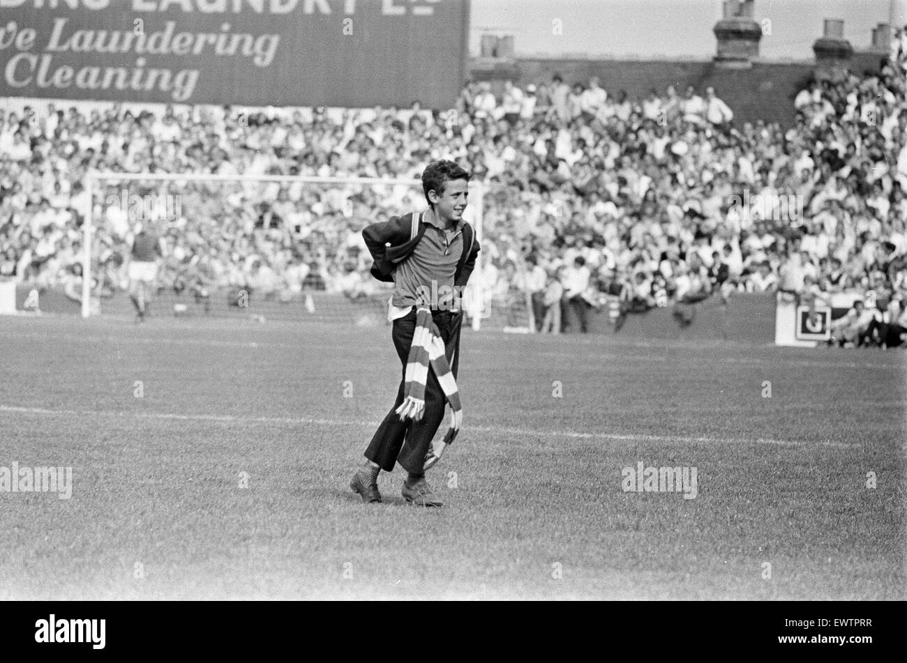 Lesen 2-3 Manchester United, Watney Cup-match bei Elm Park, Samstag, 1. August 1970. Lesung-Fan auf Tonhöhe. Stockfoto