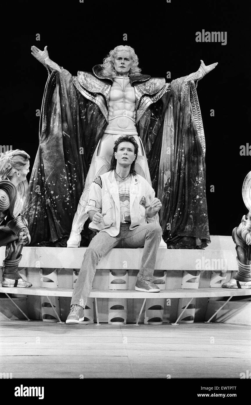 Cliff Richard und die Besetzung der musikalischen "Zeit" Teilnahme an einem Fototermin im Dominion Theatre statt. 25. März 1986. Stockfoto