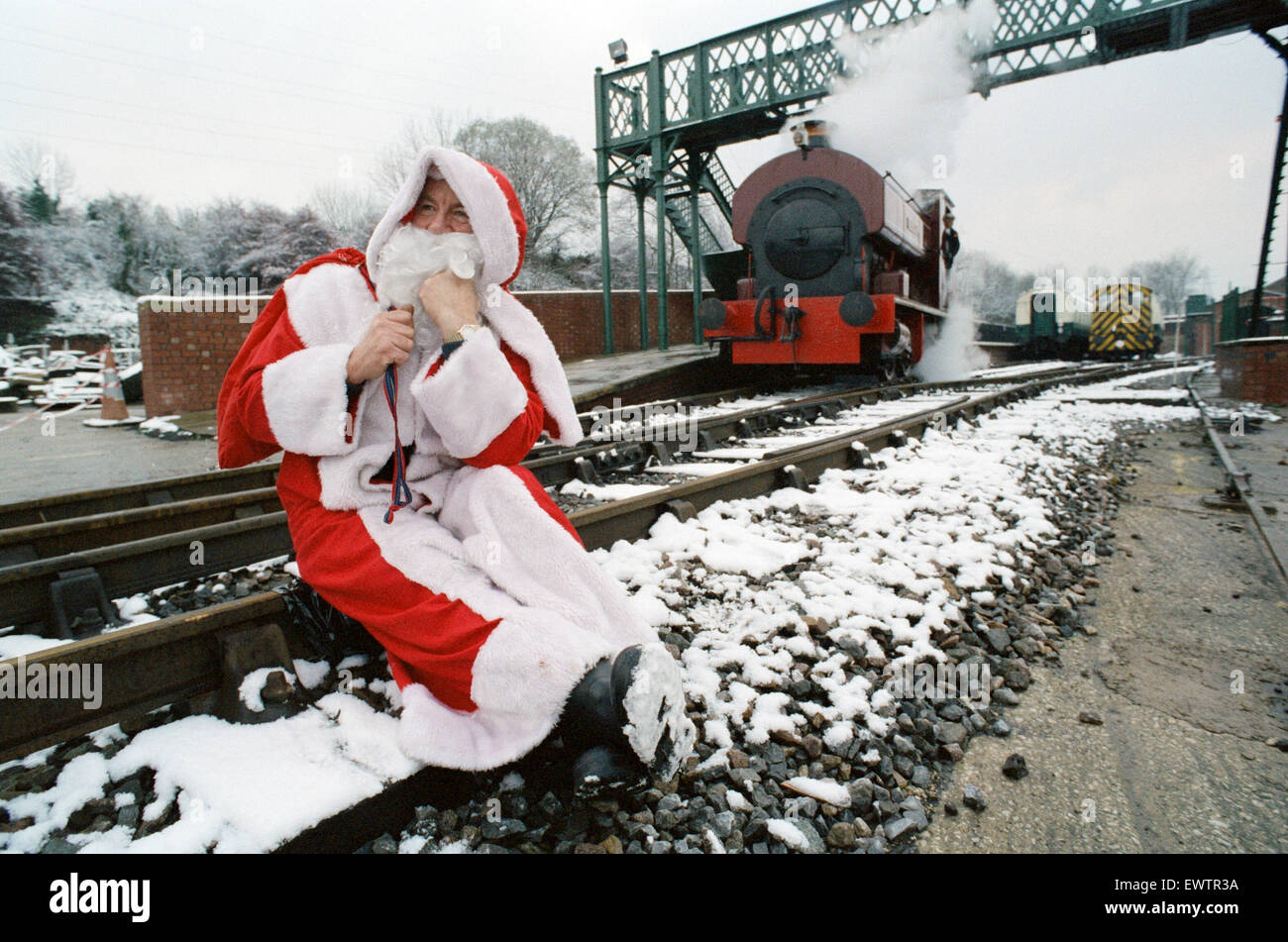Santa in seine Tracks gestoppt. Weihnachtsmann sitzt auf Eisenbahnschienen. 7. Dezember 1995. Stockfoto