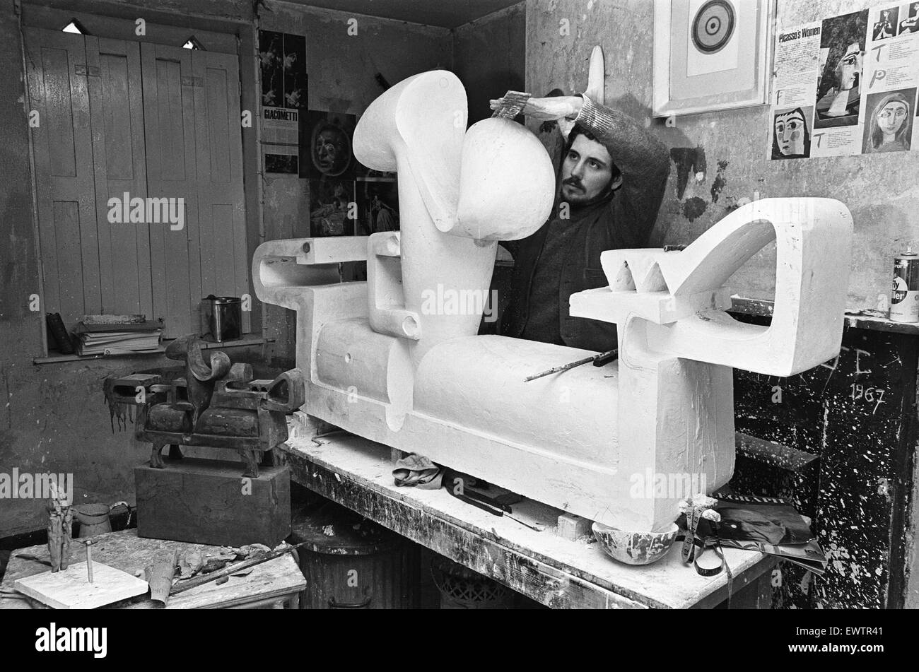 Oxfordshire Bildhauer John Buckley hier bei der Arbeit im Atelier Wallingford gesehen. 10. Januar 1969 Stockfoto