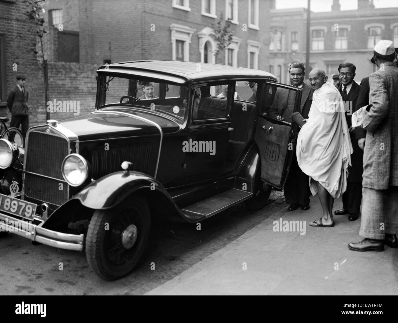 Mohandas "Mahatma" Gandhi, Führer der indischen Unabhängigkeitsbewegung im britisch beherrschten Indien, während seines Besuchs in Großbritannien im Jahre 1931 abgebildet. Mahatma Gandhi gesehen hier in ein Auto außerhalb Kingsley Hall in Bromley durch Bogen in London. 3. Oktober 1931. Stockfoto