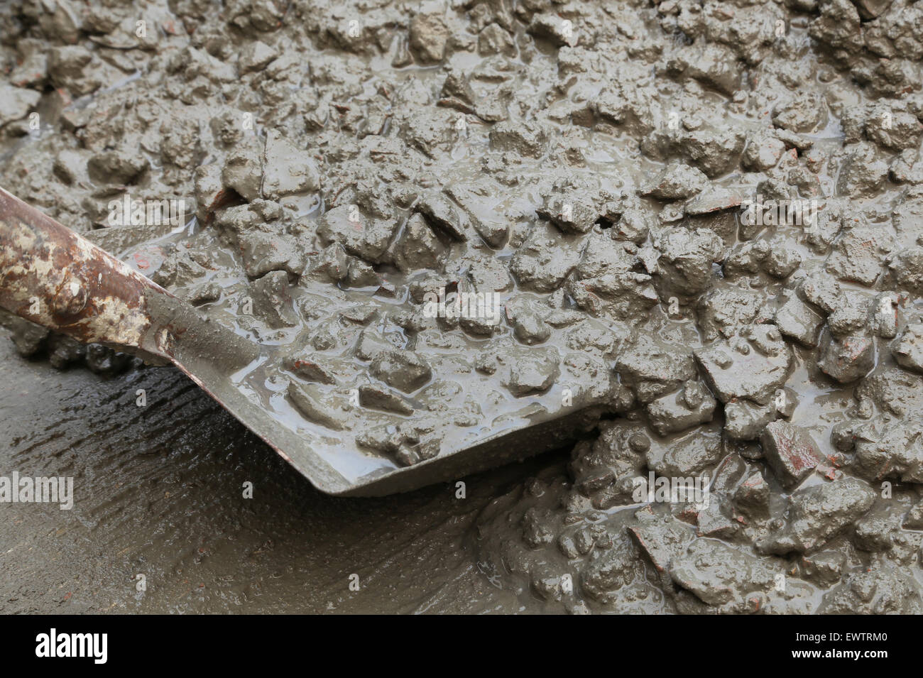 Betonmischung mit Schaufel für den Bau Stockfoto