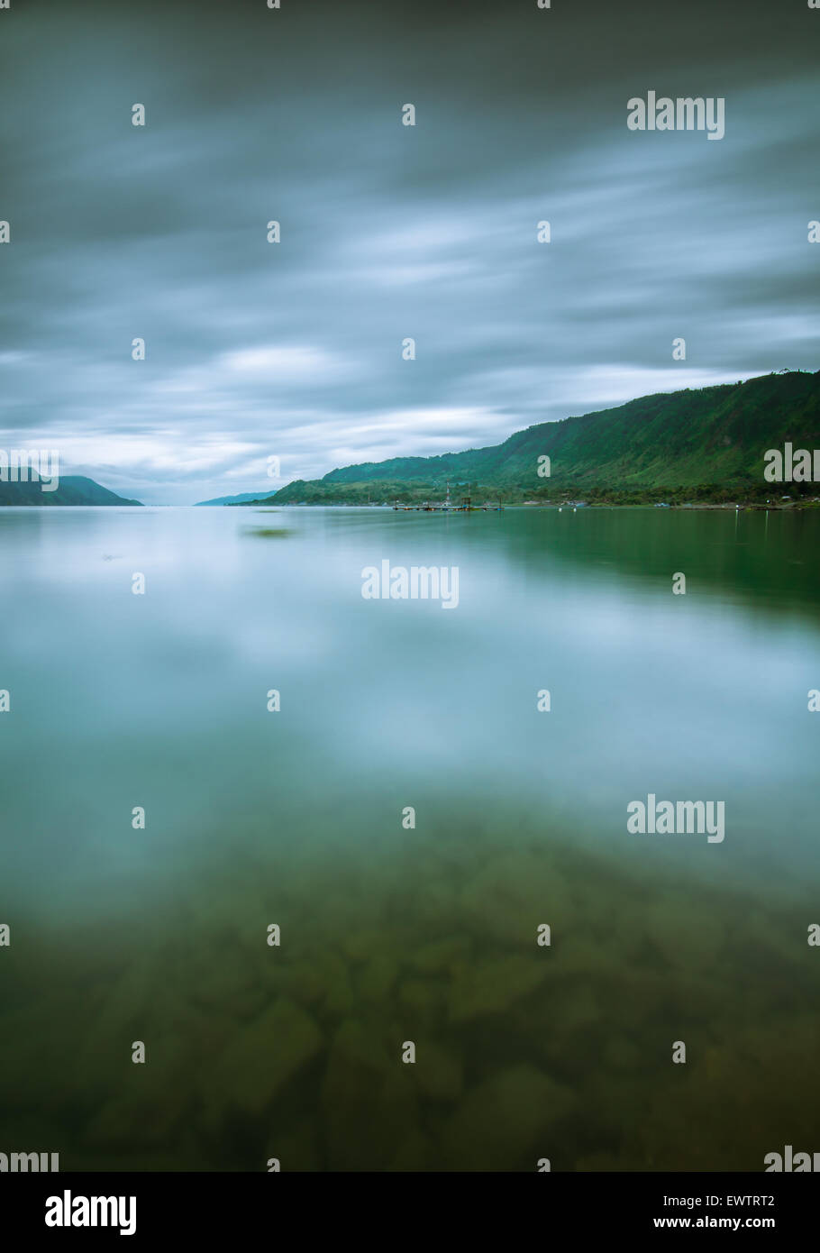 Die schöne Landschaft des Lake Toba mit grünen Berg und See. road trip um den Lake Toba ist Spaß und Entspannung. Stockfoto