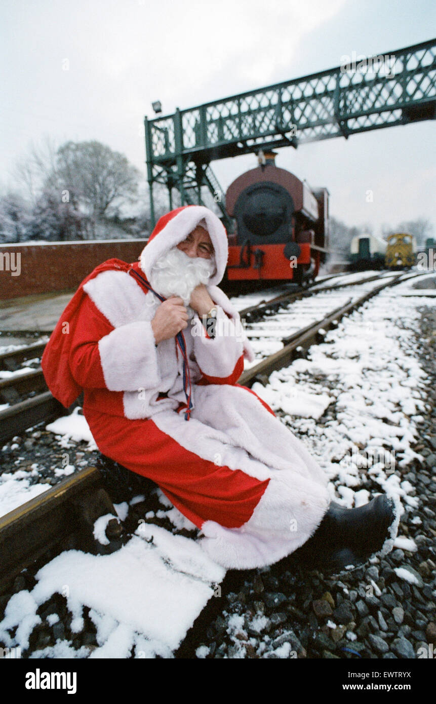 Santa in seine Tracks gestoppt. Weihnachtsmann sitzt auf Eisenbahnschienen. 7. Dezember 1995. Stockfoto