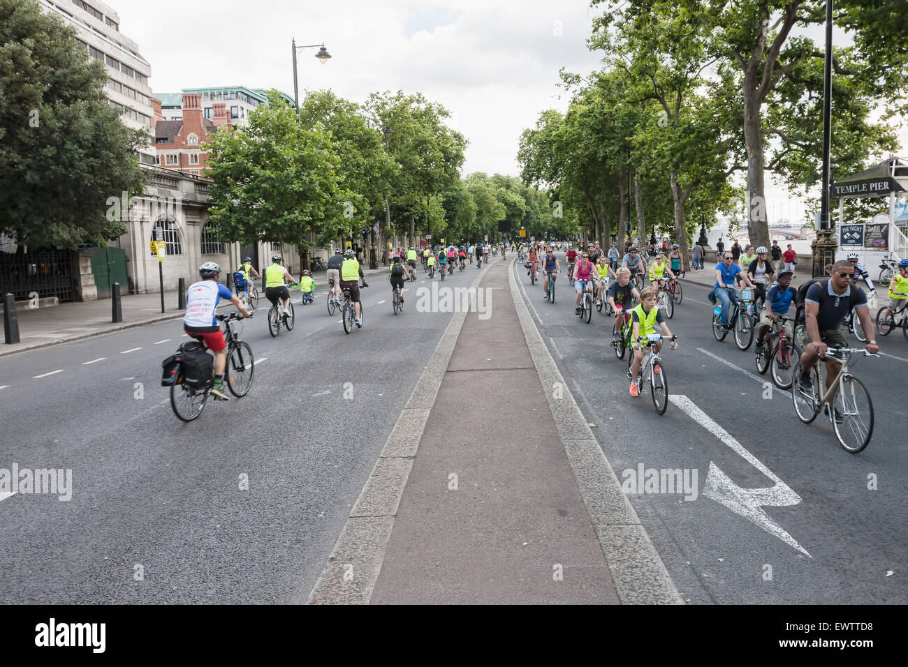 Radfahrer genießen autofreien Straßen im Zentrum von London während der aufsichtsrechtlichen RideLondon Freecycle 2013 Stockfoto