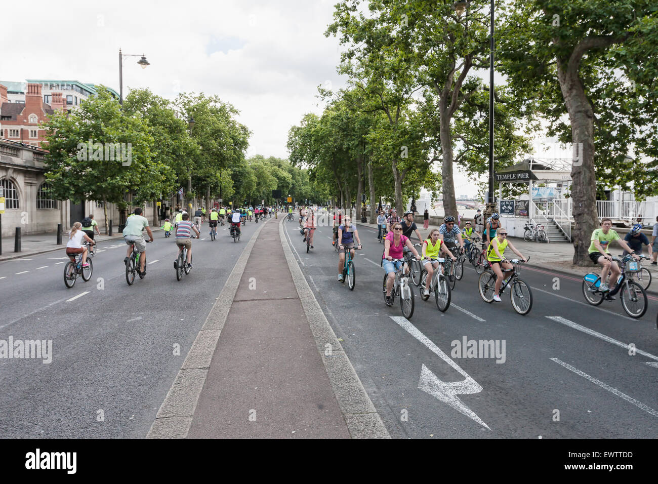 Radfahrer genießen autofreien Straßen im Zentrum von London während der aufsichtsrechtlichen RideLondon Freecycle 2013 Stockfoto