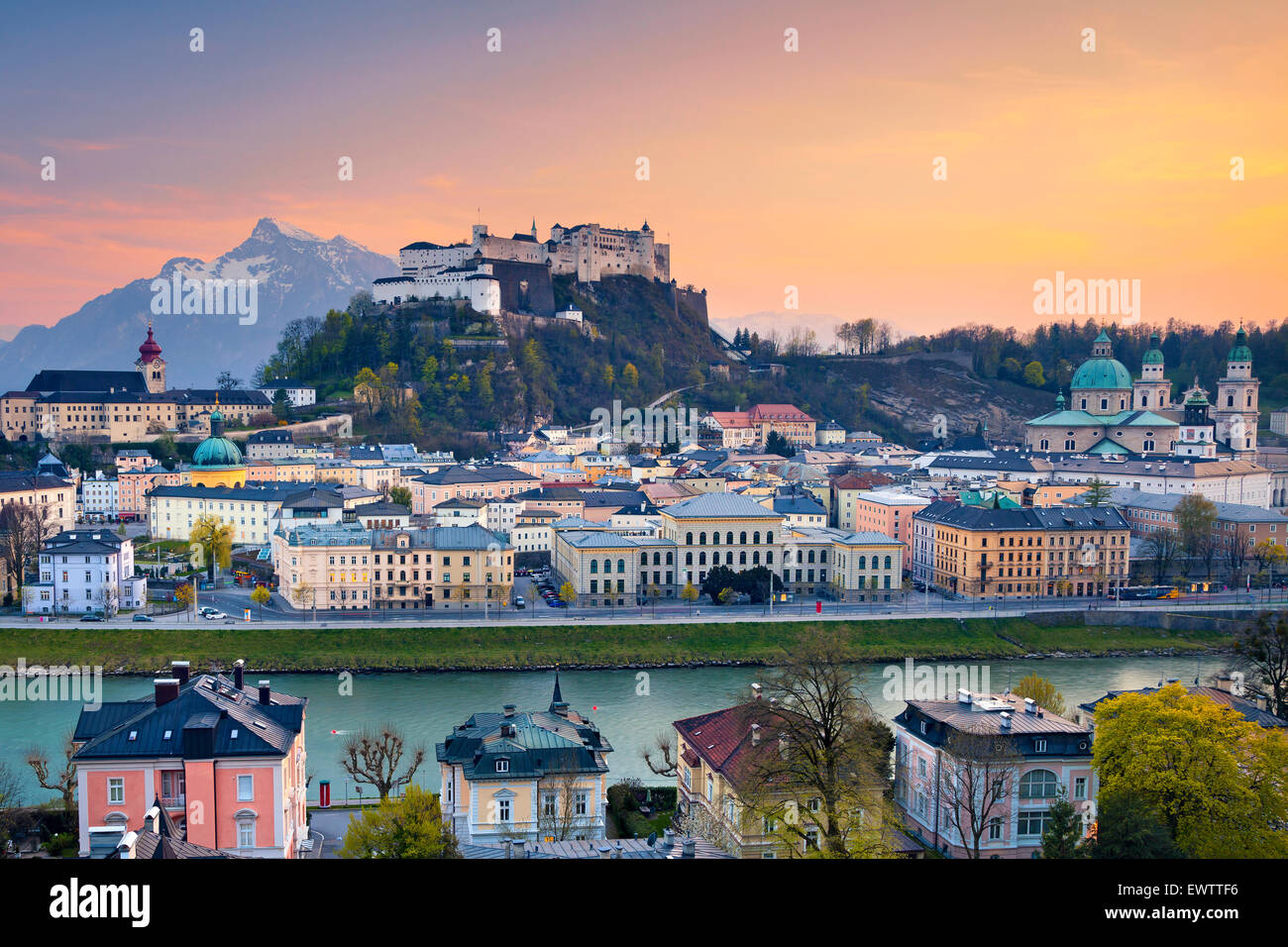 Salzburg, Österreich. Bild von Salzburg während der Dämmerung dramatischen Sonnenuntergang. Stockfoto