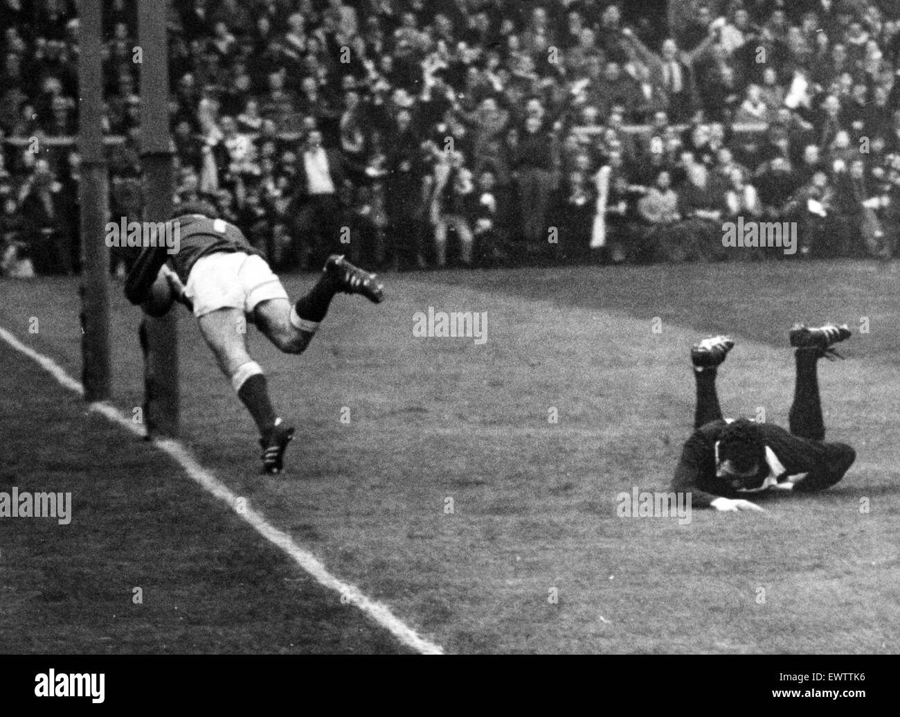 Schottland 18 V 19 Wales, Rugby Union Five Nations Championship Match bei Murrayfield geführt John Taylor Tauchgänge über für den ersten Versuch. 6. Februar 1971. Stockfoto