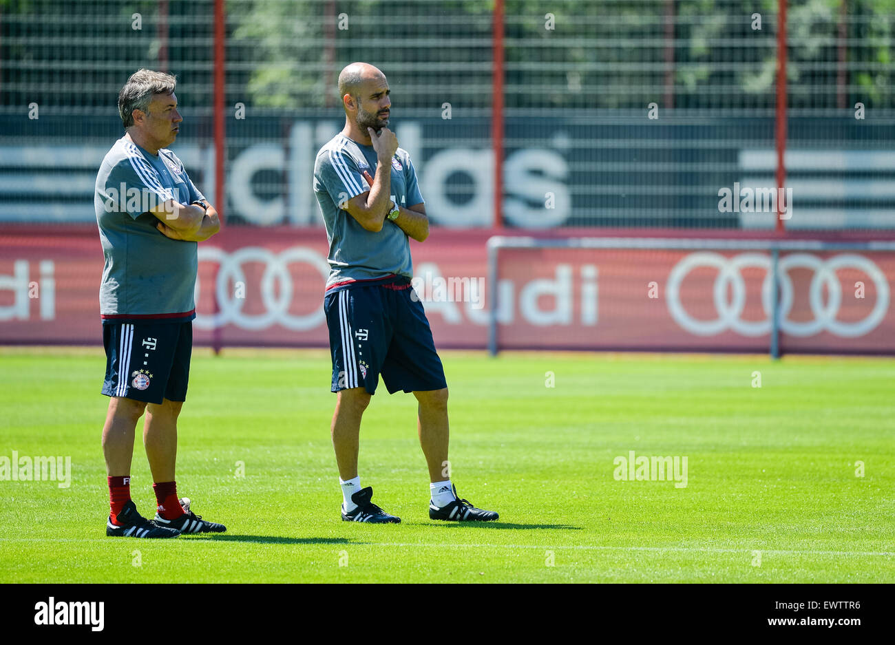 München, Deutschland. 1. Juli 2015. Münchens Trainer Pep Guardiola (R) steht neben seinem Assistenten Domenec Torrent beim Kick-off Training der deutschen Fußball-Bundesliga-Fußball-Club FC Bayern München in München, 1. Juli 2015. Foto: MATTHIAS MERZ/Dpa/Alamy Live News Stockfoto