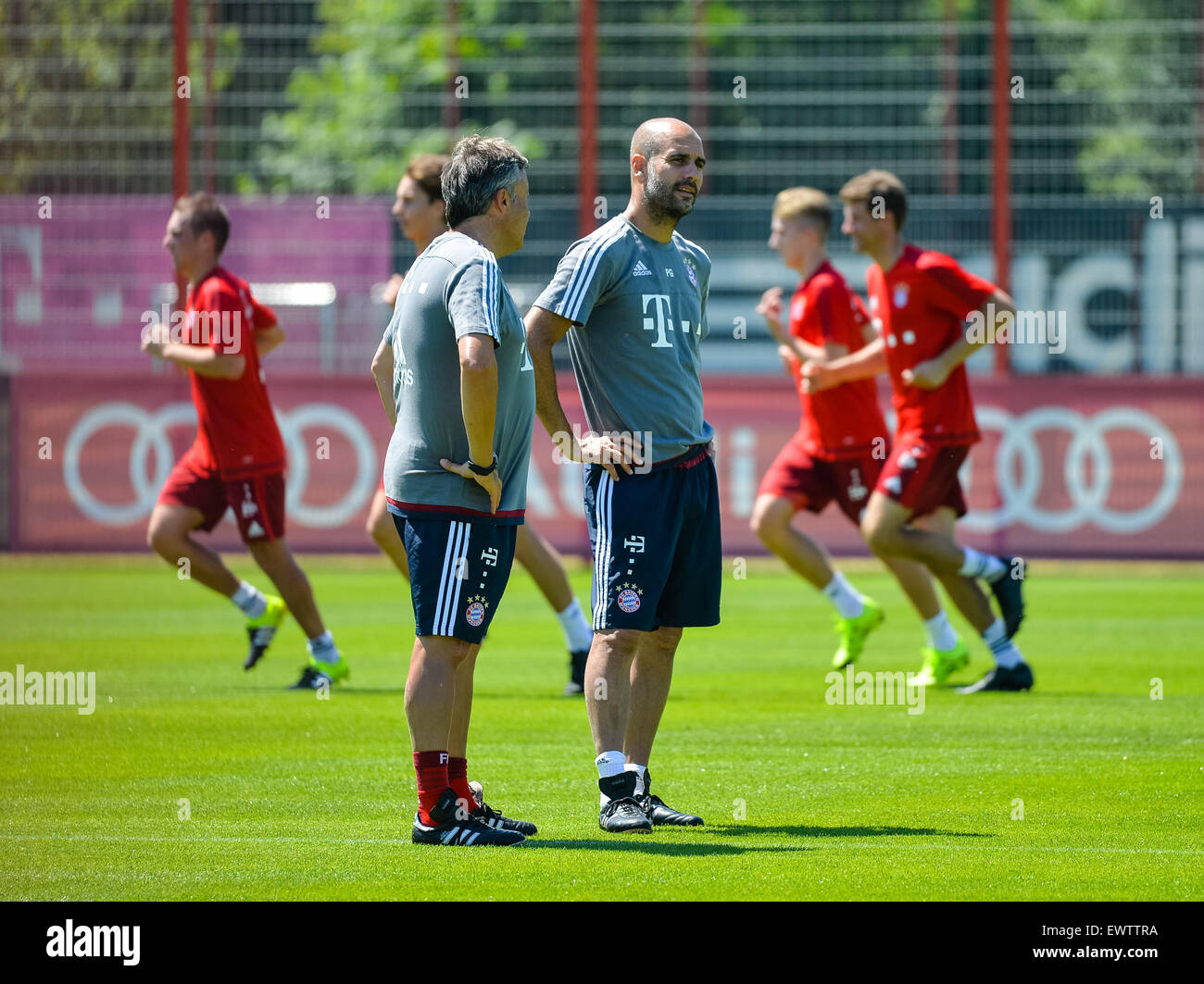 München, Deutschland. 1. Juli 2015. Münchens Trainer Pep Guardiola (R) spricht mit seinem Assistenten Domenec Torrent beim Kick-off Training der deutschen Fußball-Bundesliga-Fußball-Club FC Bayern München in München, 1. Juli 2015. Foto: MATTHIAS MERZ/Dpa/Alamy Live News Stockfoto