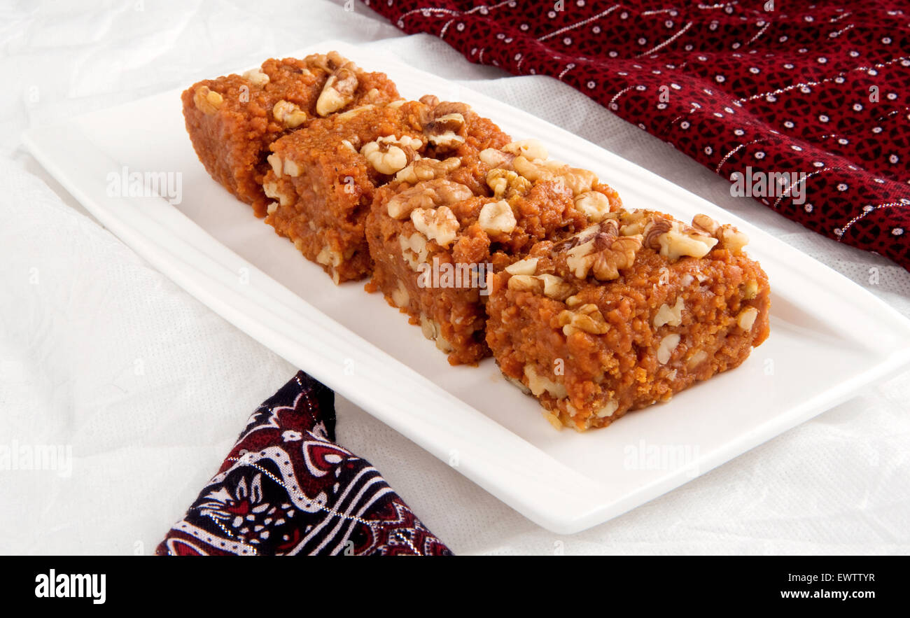 Walnuss Halwa in weiße Schale Stockfoto