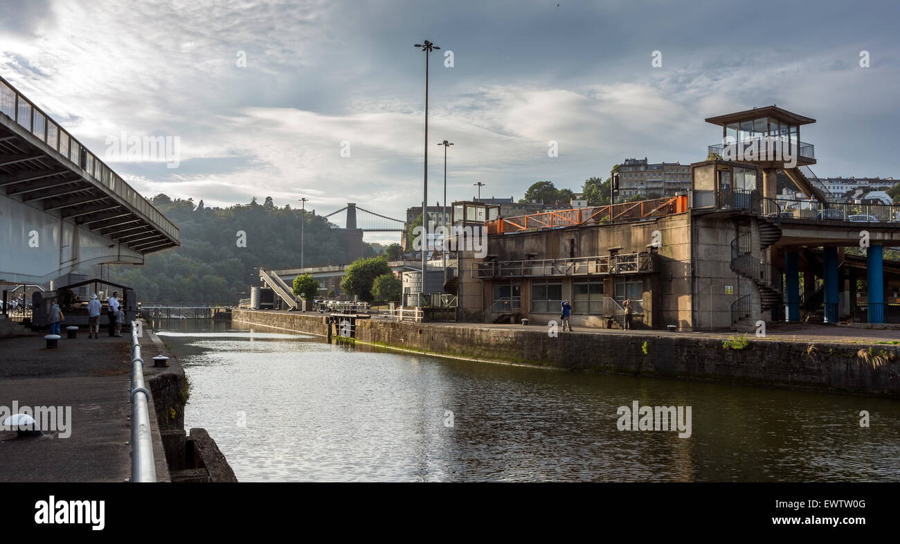 Die Straßenbrücke ist schwang am Eingang des schwimmenden Hafen von Bristol, bereit für ein Boot, um das Schloss betreten und verlassen. Stockfoto