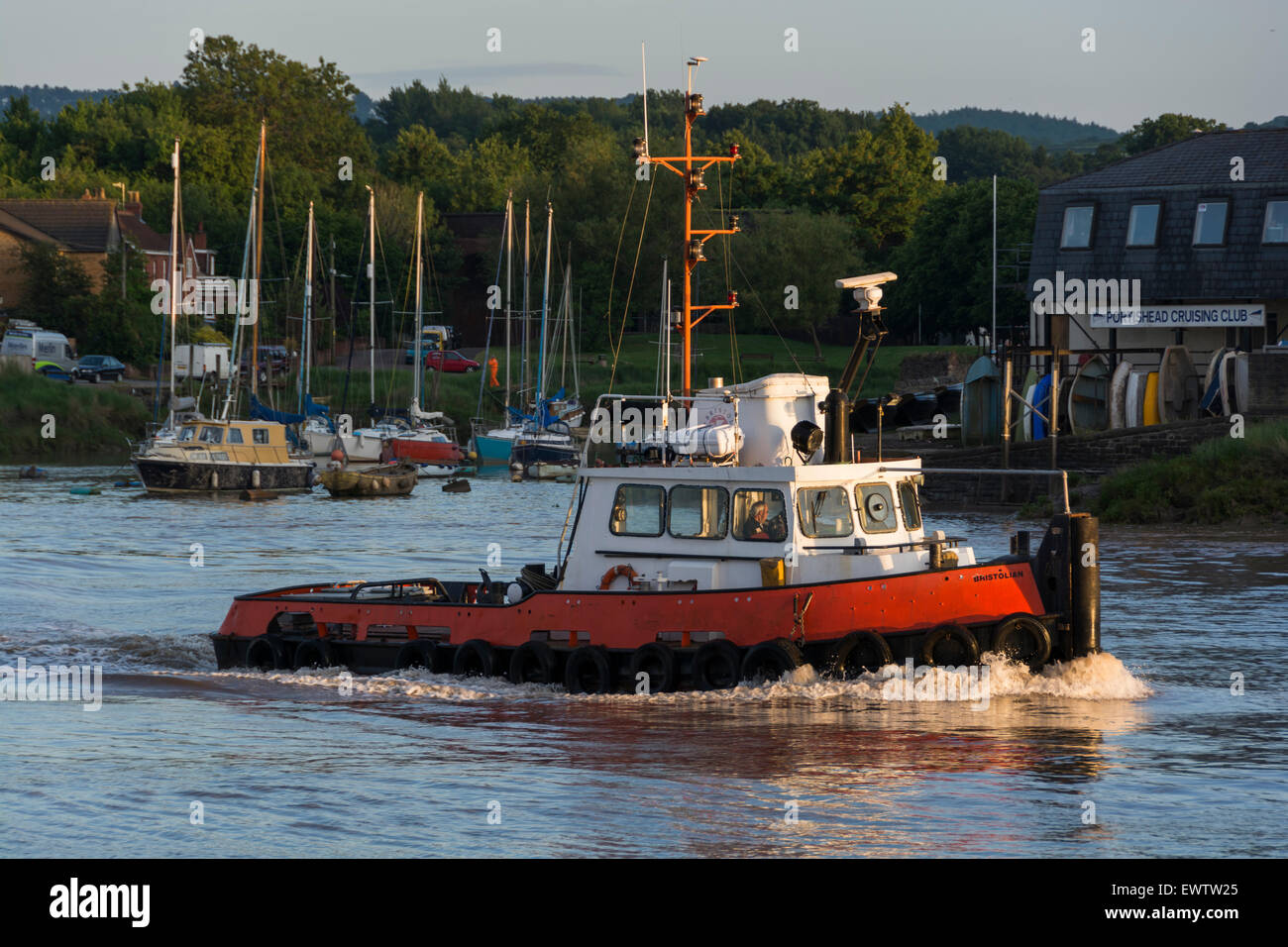 Schlepper mit folgt das erste Segeln der MV Balmorall. Sie verlässt Bristol Docks unten der Avon in der Nähe von Pille. Stockfoto