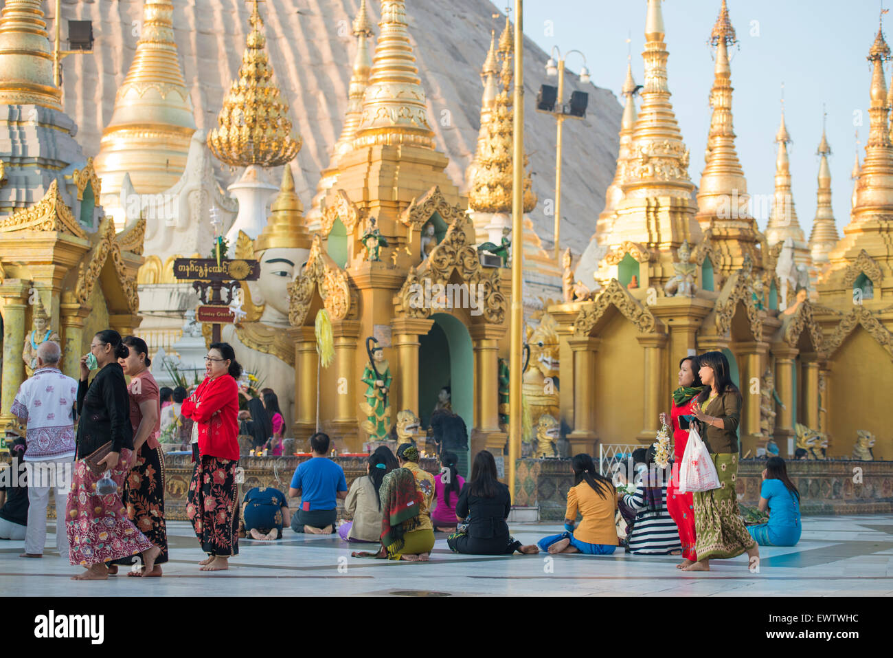 Anhänger an der Shwedagon Pagode in Yangon, Myanmar (Birma) Stockfoto