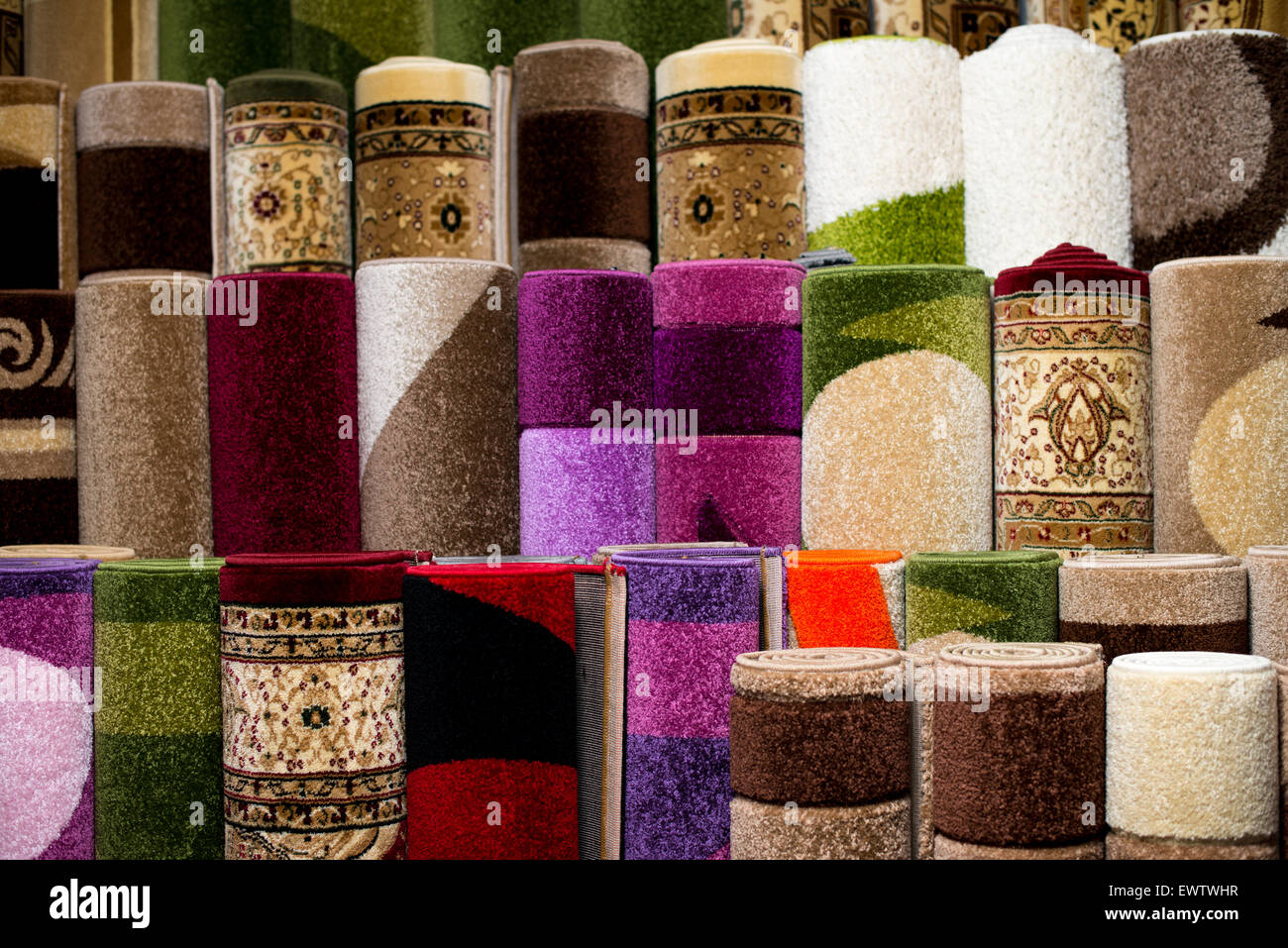 Gerollte Teppiche in einem Teppich-Geschäft Stockfoto