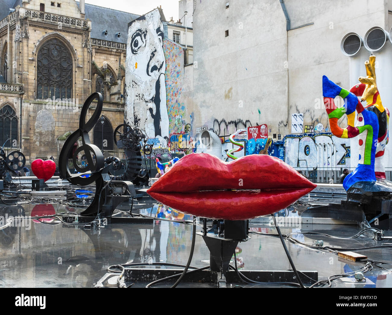 Strawinsky-Brunnen bewegen und Besprühen mit Wasser mit 16 bunten Werke der  Skulptur vom Künstler Niki Saint Phalle & Jean Tinguely Stockfotografie -  Alamy
