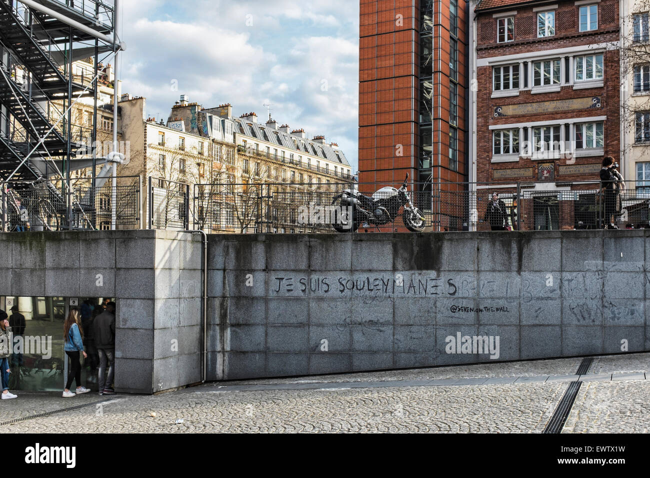 Paris, Place Georges Pompidou und "Je Suis Souleymanes" graffiti Stockfoto