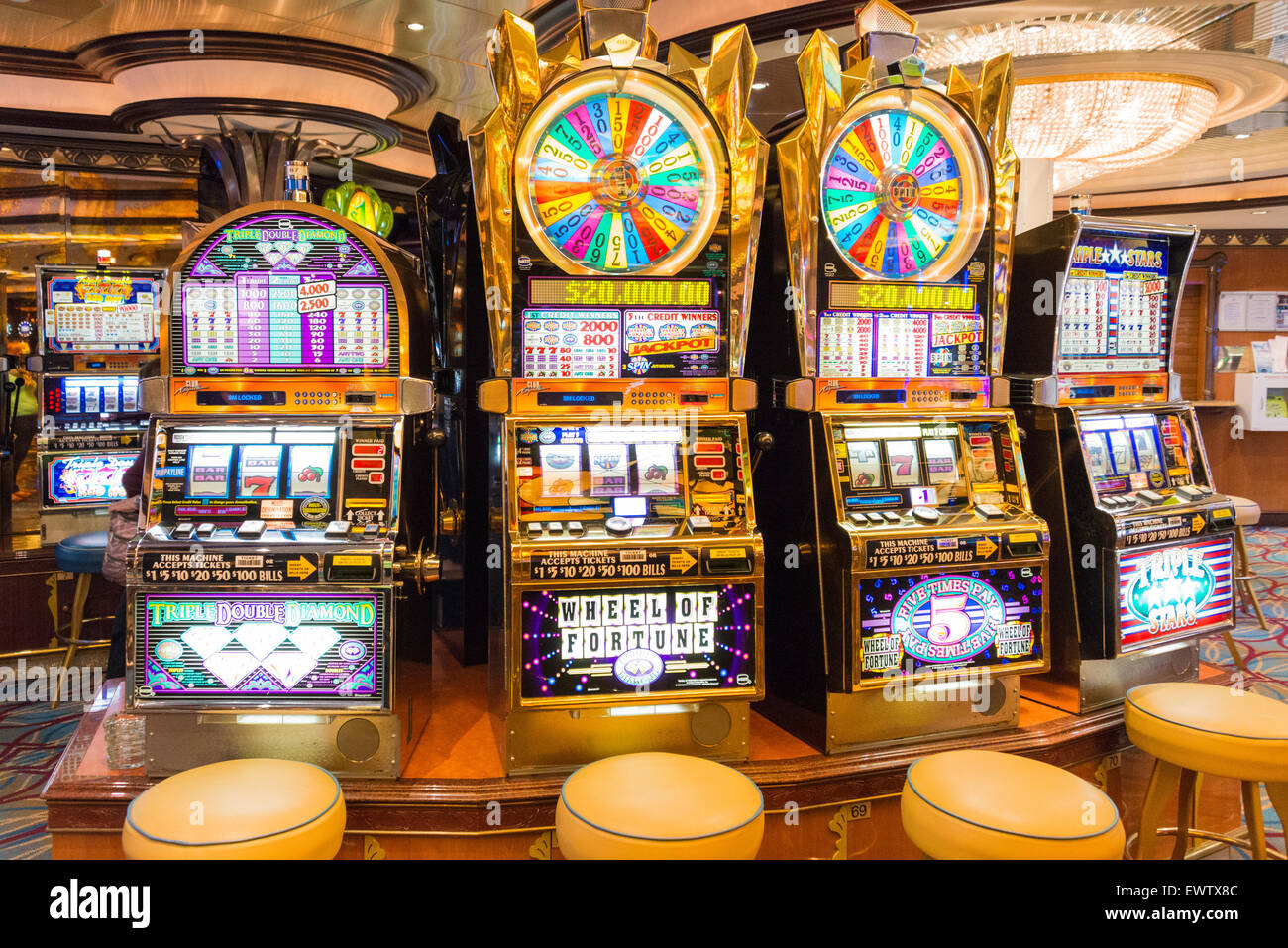 Spielautomaten im Casino an Bord von Royal Caribbean "Brilliance of the Seas" Kreuzfahrt Schiff, Nordsee, Europa Stockfoto