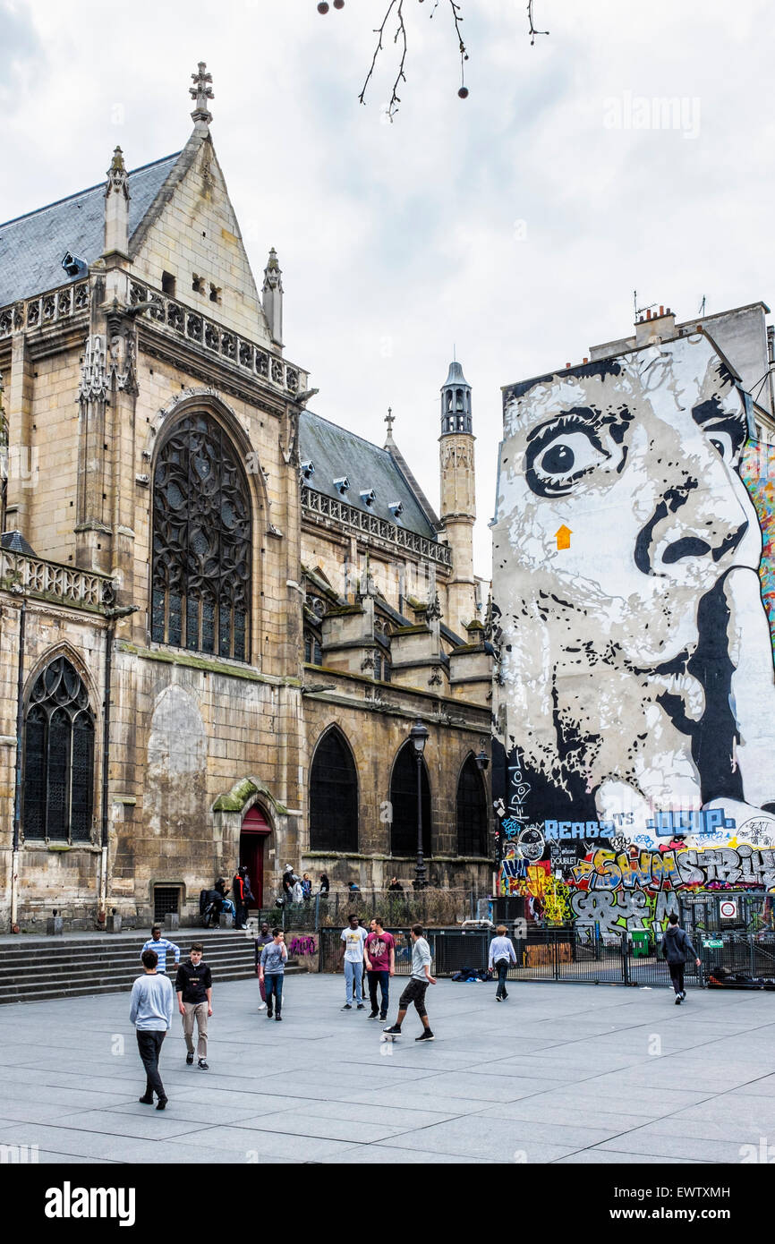 Paris l' Eglise Saint-Merri französische gotische römisch-katholische Kirche und Urban Street Art von Jef, Gesicht mit dem Zeigefinger über Mund Stockfoto