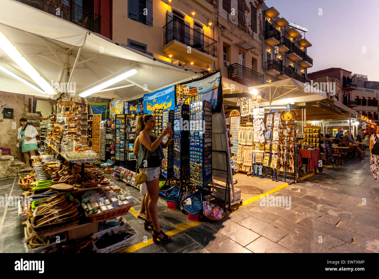 Leute, die Souvenirs im alten venezianischen Hafen kaufen, Chania Straßenmarkt Kreta Griechenland Einkaufsmöglichkeiten Stockfoto