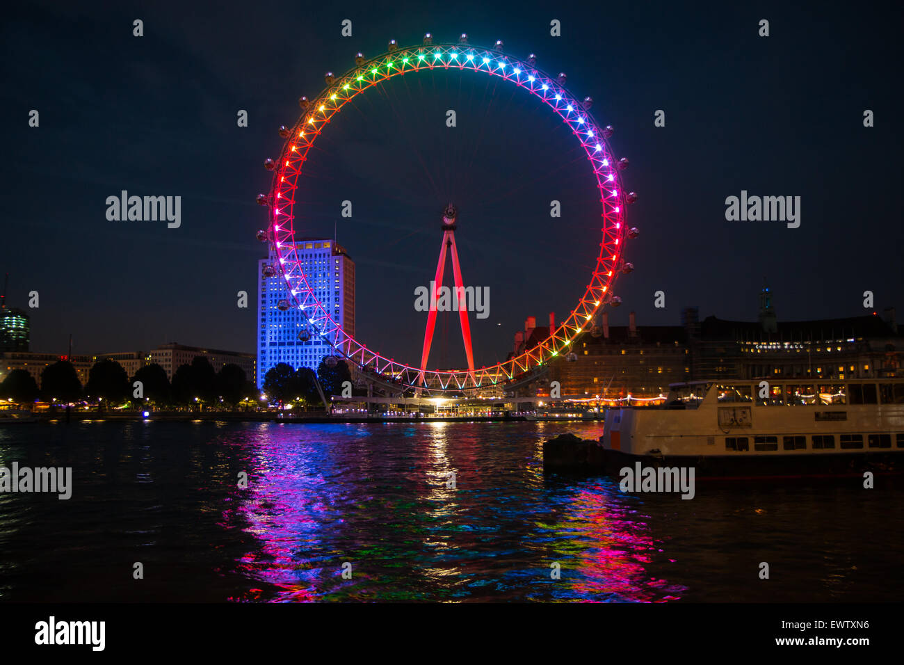 London Eye beleuchtet in Regenbogen für Pride in London 2015 Stockfoto