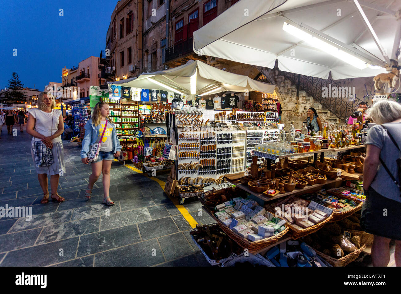Geschäfte Linie, Souvenirs Stand mit traditionellen Waren, alten venezianischen Hafen am Ufer Kreta Chania Griechenland Abendatmosphäre Stockfoto