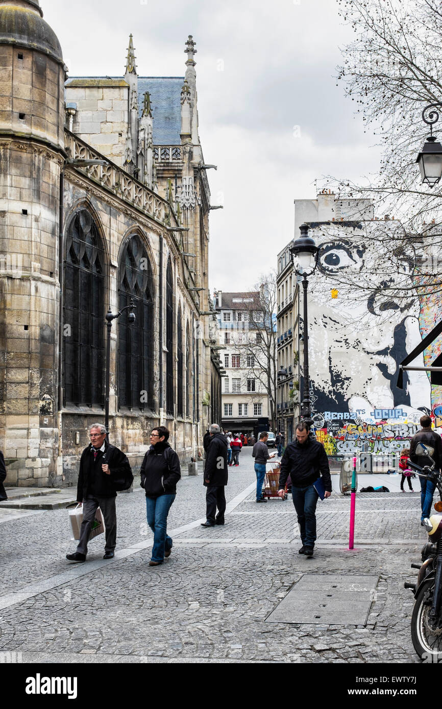 Paris l' Eglise Saint-Merri französische gotische römisch-katholische Kirche und Urban Street Art von Jef, Gesicht mit dem Zeigefinger über Mund Stockfoto