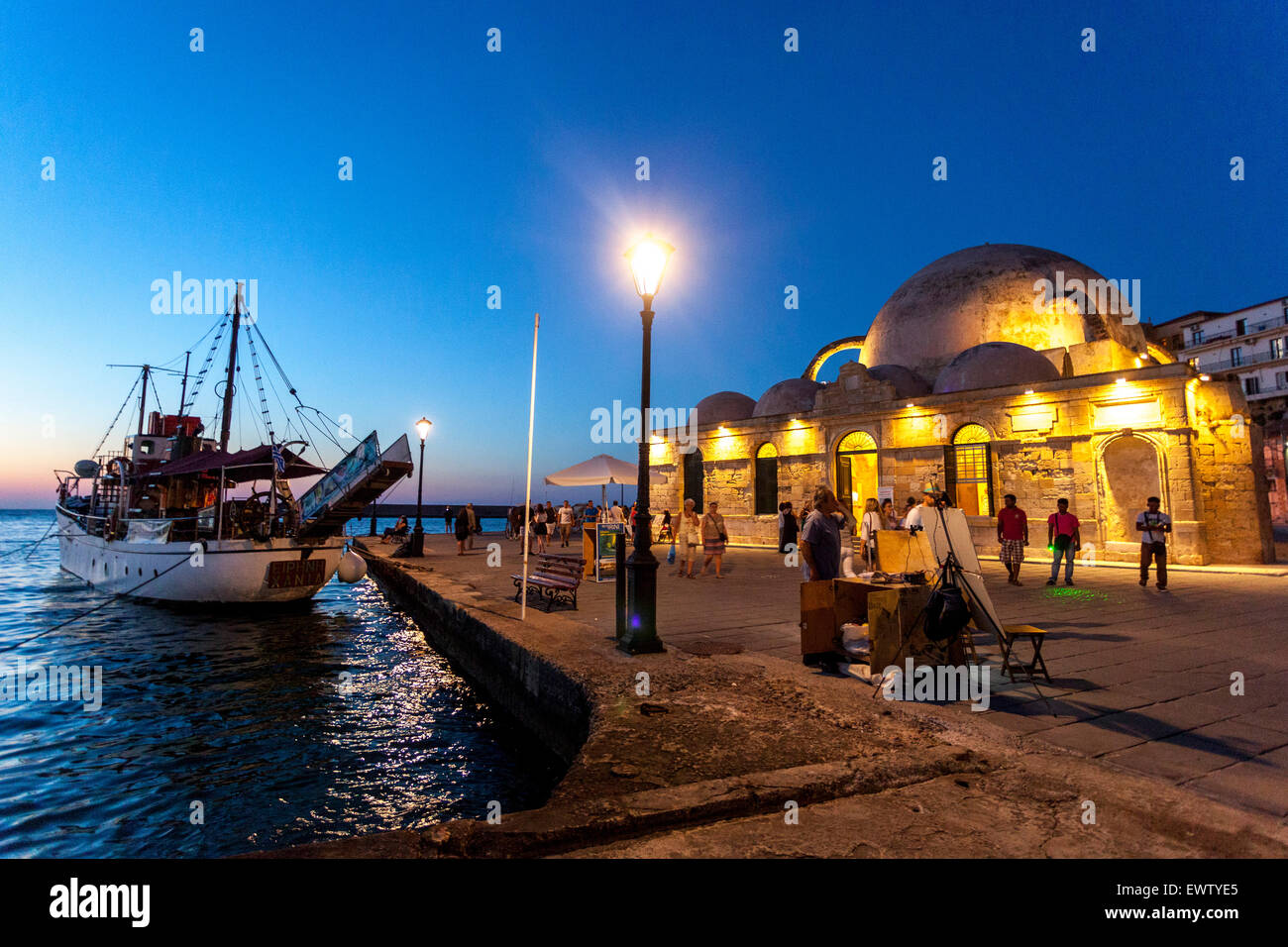 Hassan Pasha Moschee in der Abenddämmerung, Hafen von Chania Kreta Griechenland Sonnenuntergang Hafen Stockfoto