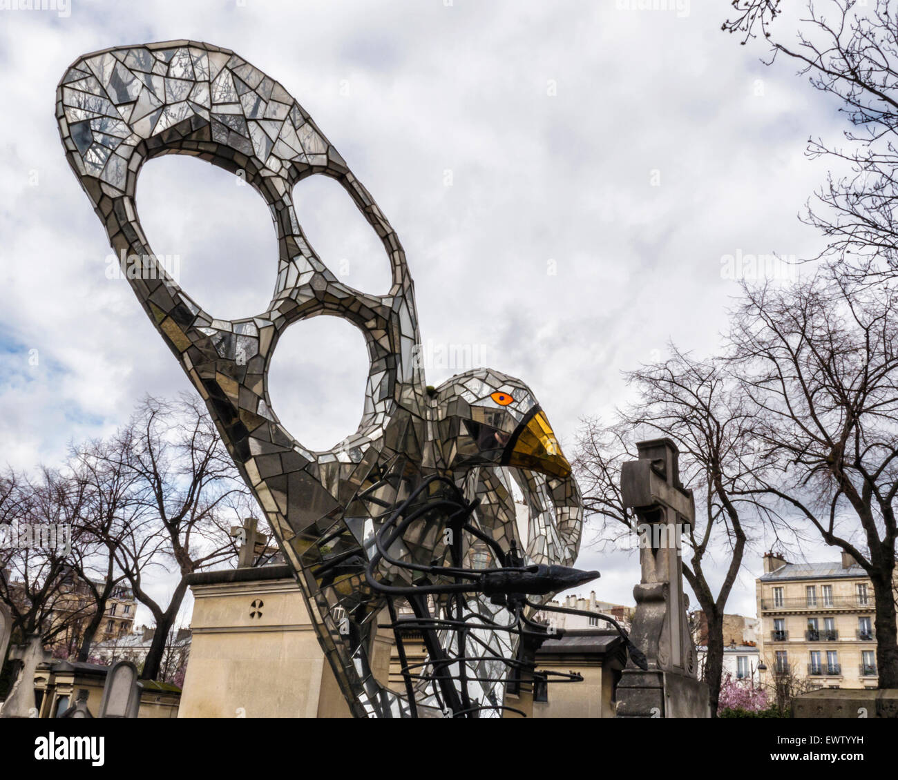 Cimetière du Montparnasse, Paris Montparnasse Friedhof. Grab Dekoration, Vogel, Metall & Glas Skulptur von Niki de Saint Phalle Stockfoto