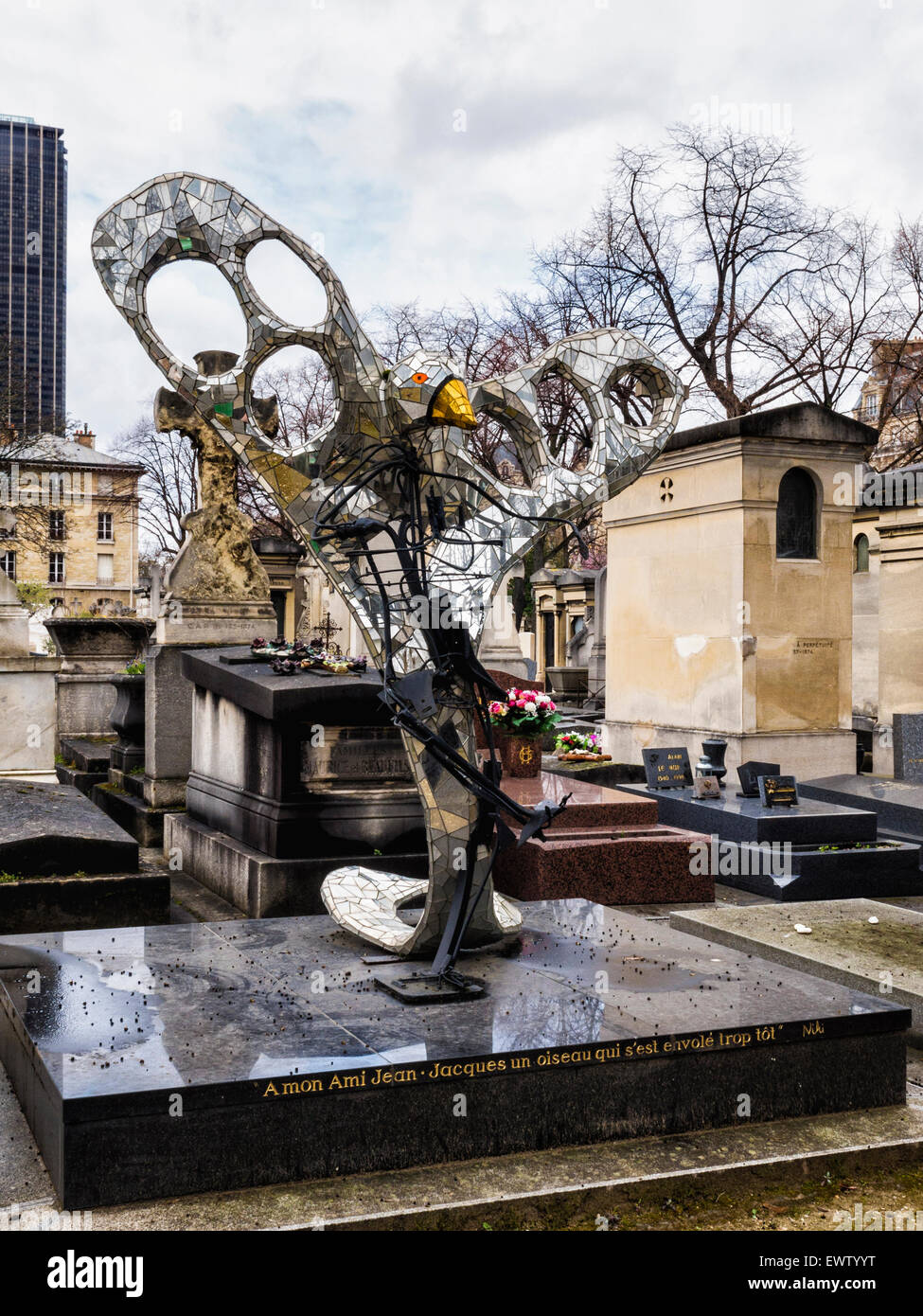 Cimetière du Montparnasse, Paris Montparnasse Friedhof. Grab Dekoration, Vogel, Metall & Glas Skulptur von Niki de Saint Phalle Stockfoto