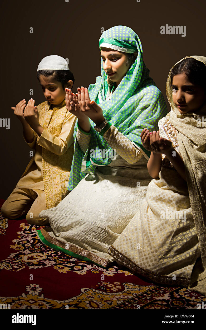 indische muslimische Mutter und Kinder Namaz Stockfoto